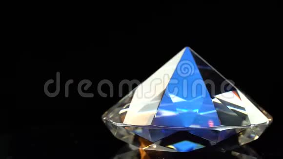 钻石闪烁蓝色和橙色高光黑色背景视频的预览图