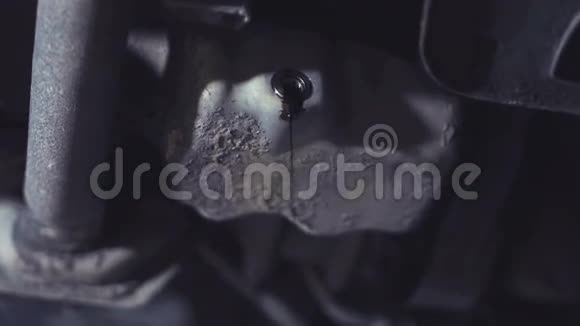 发动机油的作物射击视频的预览图