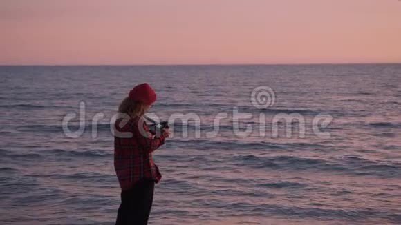 在海滩的创意摄影师自由职业者视频的预览图