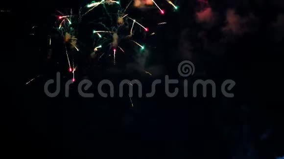 五彩缤纷的烟花和美丽的闪光在假日烟火表演视频的预览图