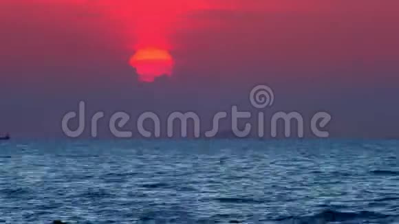时光流逝大海上美丽的日落日落时分的船只视频的预览图
