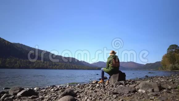 山湖堕落那个女人带着西利特背包在湖边的旅行者视频的预览图