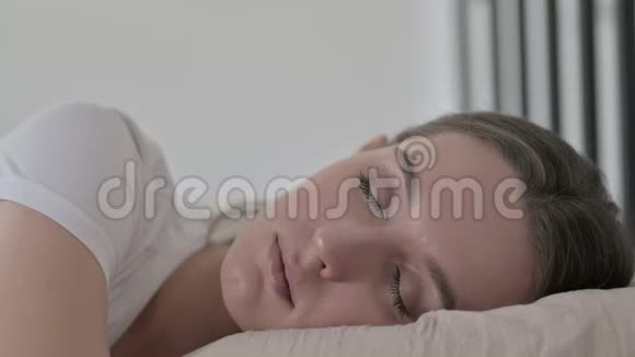 在家睡觉的年轻女子视频的预览图