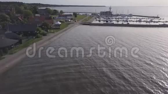 清晨飞越奈达海岸港口里的游艇立陶宛的柯罗尼亚唾沫视频的预览图