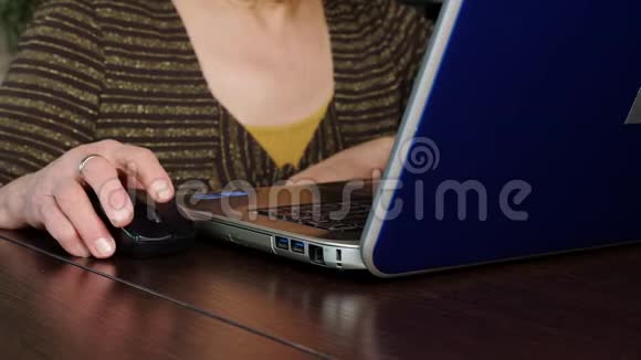 一位老年妇女在家里使用笔记本电脑视频的预览图