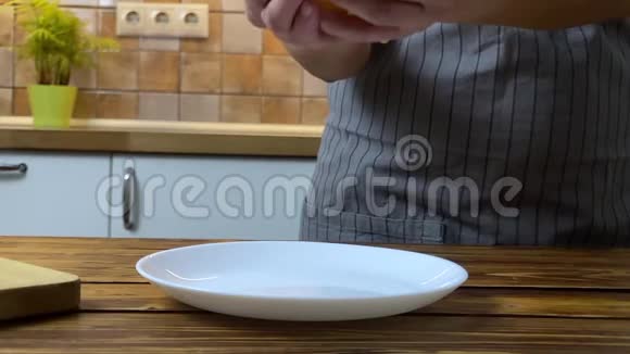 一只手把炸薯条放在盘子里慢动作视频的预览图