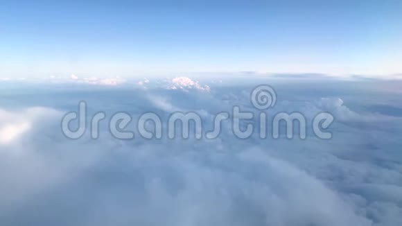 白天从飞机窗口空中俯瞰白云和天空视频的预览图