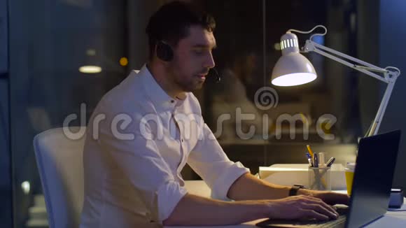 带笔记本电脑的商务人员夜间办公视频的预览图