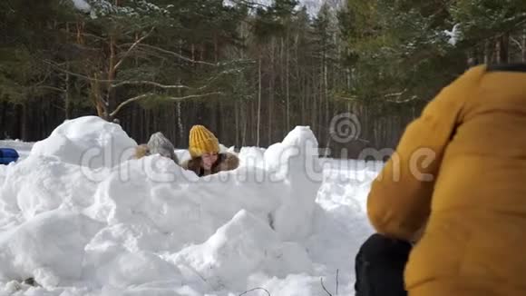 妈妈儿子爸爸在冬林打雪仗家庭周末视频的预览图