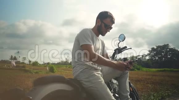 农村坐摩托车的年轻人视频的预览图