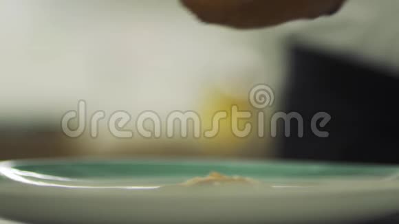 厨师把煎好的切条放在盘子里视频的预览图