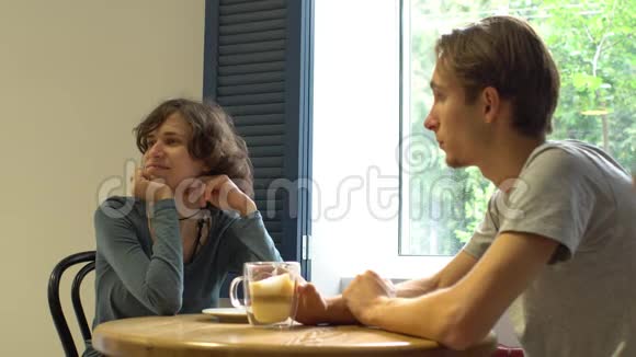 年轻迷人的磨坊老夫妇在咖啡馆里聊天吃饭视频的预览图