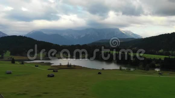 巴伐利亚阿尔卑斯山卡温德尔山脉田园诗般的杰勒德湖巴伐利亚阿尔卑斯山秋天的杰勒德湖景色视频的预览图