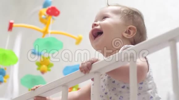 婴儿站在床上跳着笑视频的预览图