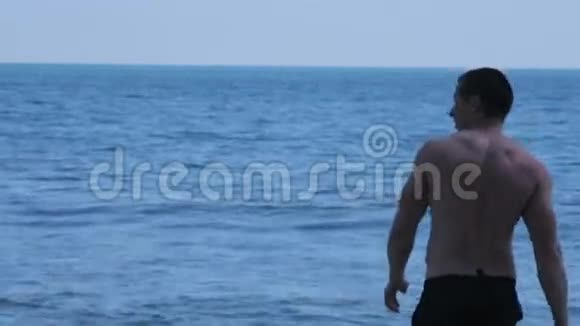 他走进海里游泳视频的预览图