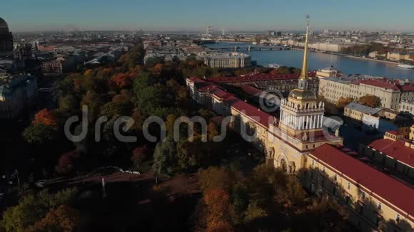 圣彼得堡秋日阳光明媚的一天沿河的主要金钟视频的预览图