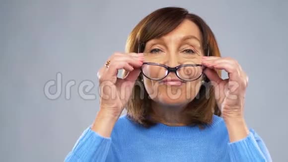 幸福的老年妇女戴上眼镜的肖像视频的预览图