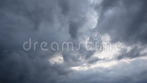 乌云在多云的天空中移动视频的预览图