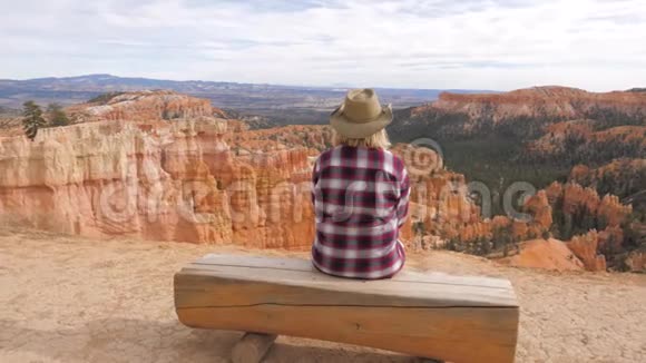坐在长凳上看风景欣赏风景布莱斯峡谷视频的预览图