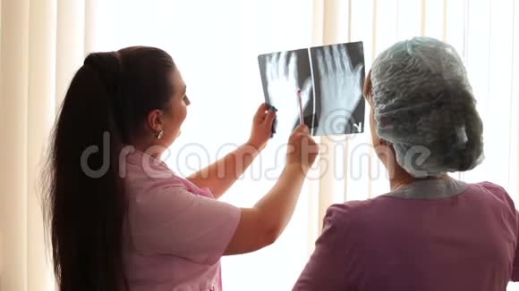 女医生在看x光片并讨论x光片视频的预览图