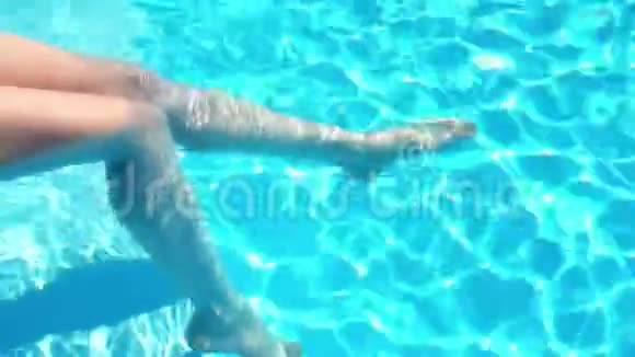 坐在游泳池边缘的女孩腿在水里温柔的女人用脚泼水热辣的欢乐视频的预览图