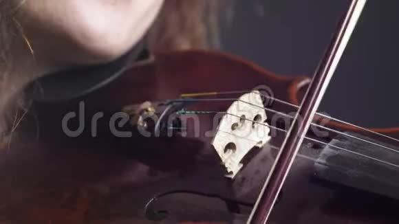 弦乐器关闭小提琴女孩在工作室玩木小提琴视频的预览图