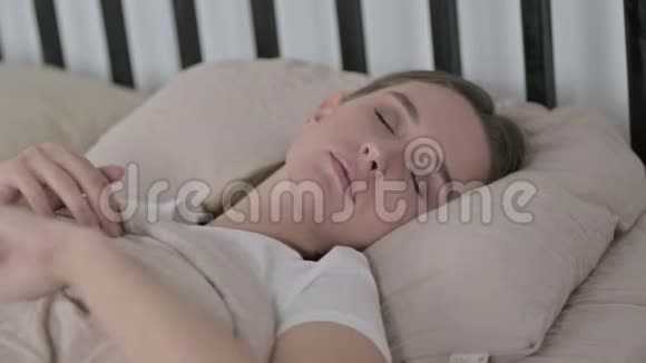在家睡觉的年轻女子视频的预览图