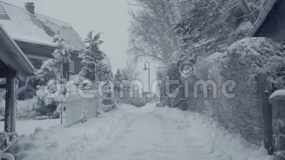山镇雪冬街与行女村庄雪灾视频的预览图