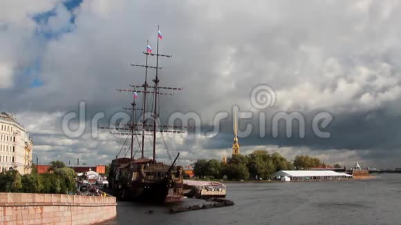 堤岸三桅帆船和河流俄罗斯圣彼得堡视频的预览图