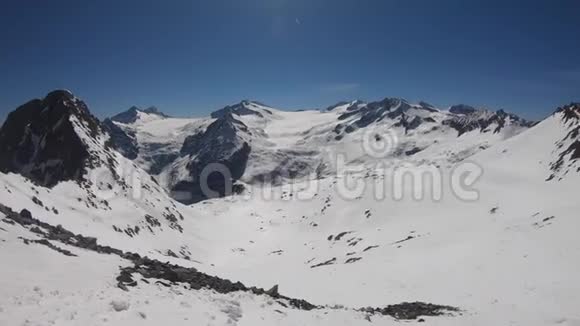 在到达索道普雷斯纳时可以看到通往冰川阿达梅洛洛比普雷斯内拉和皮安迪内夫的美妙景色意大利阿尔卑斯山视频的预览图