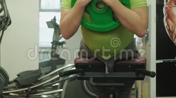 在健身房做超张的人视频的预览图