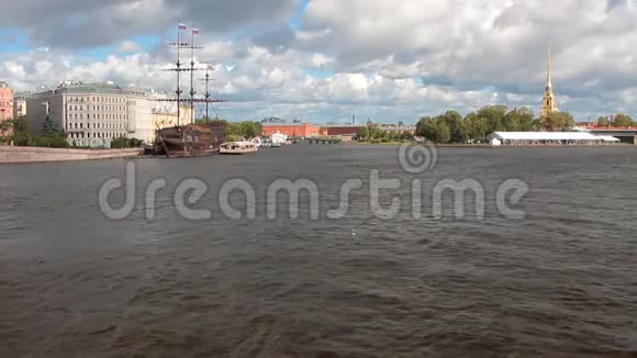 河堤三桅杆帆船和城市俄罗斯圣彼得堡视频的预览图