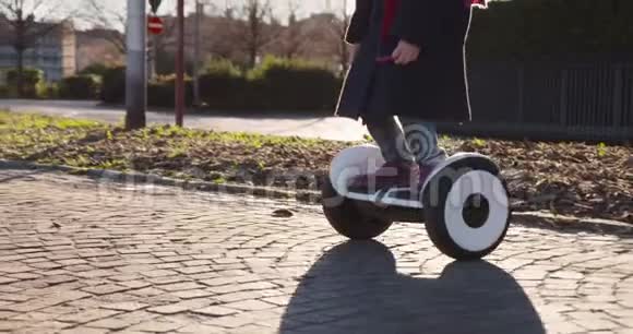 赛格威细节与女儿孩子和爸爸骑马现代未来运输技术积极的家庭公园人行道视频的预览图