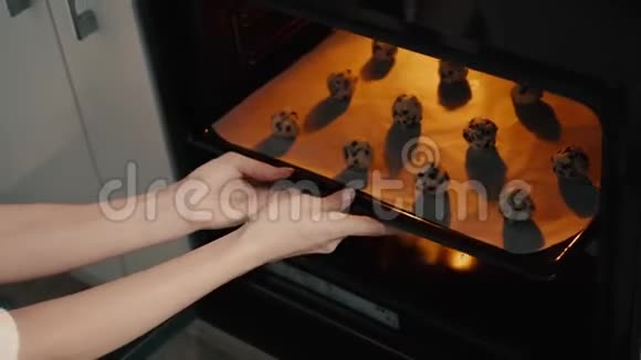 年轻家庭主妇在厨房做自制饼干视频的预览图