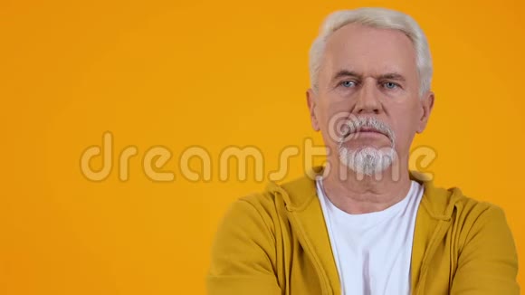 橙色背景下体贴的男性养老金领取者选择犹豫问题视频的预览图