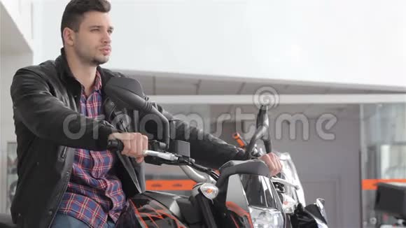 人在摩托车上摆姿势视频的预览图
