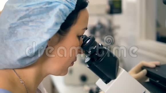 仔细观察一个女人在显微镜下的眼睛视频的预览图