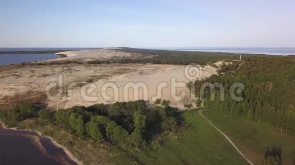 清晨在立陶宛奈达附近的库罗尼亚唾沫中的帕尼齐奥沙丘会海的鸟瞰图视频的预览图