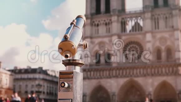 小女孩在贝雷帽使用硬币操作望远镜慢动作巴黎圣母院固定望远镜假期视频的预览图