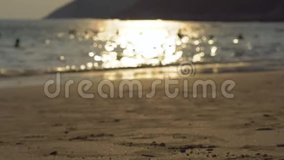 在热带地区一片繁忙的海滩上模糊的镜头人们的身影掠过视频的预览图