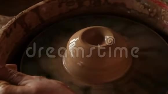 近距离水滴落在陶轮上的原生粘土上视频的预览图