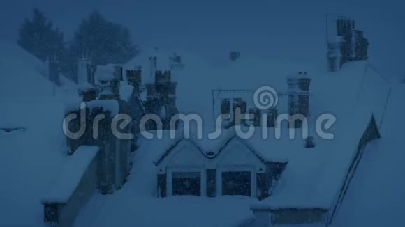 晚上下雪的房子视频的预览图