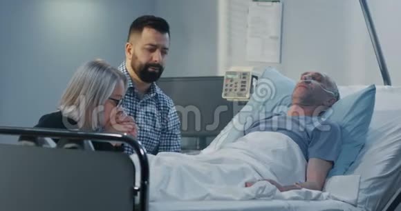 一家人躺在医院里视频的预览图