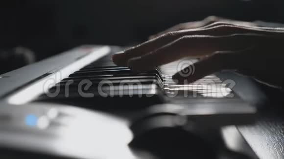 将钢琴家的手指按在合成器键上人类的双手在合成器中演奏独奏音乐慢慢视频的预览图