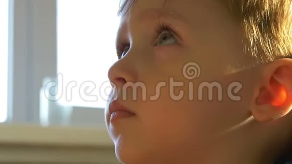 慢镜头拍摄一个沉思儿童脸特写镜头这个男孩看上去很体贴视频的预览图