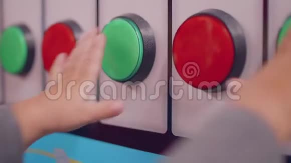 小男孩用红绿灯按按钮的特写镜头视频的预览图
