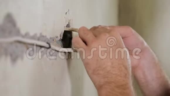 建设者安装电线在墙上视频的预览图