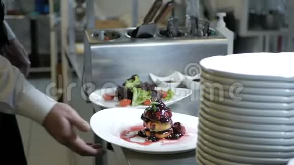 服务员在餐厅值班时主动服务视频的预览图