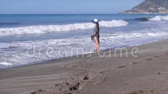 那个美丽的女孩在海里腿视频的预览图