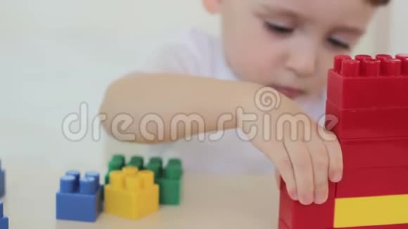 儿童的手玩彩色积木特写视频的预览图